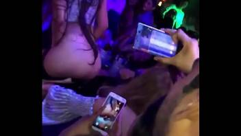 LADY PERREO / UNDRESSING IN FRONT OF THE PUBLIC